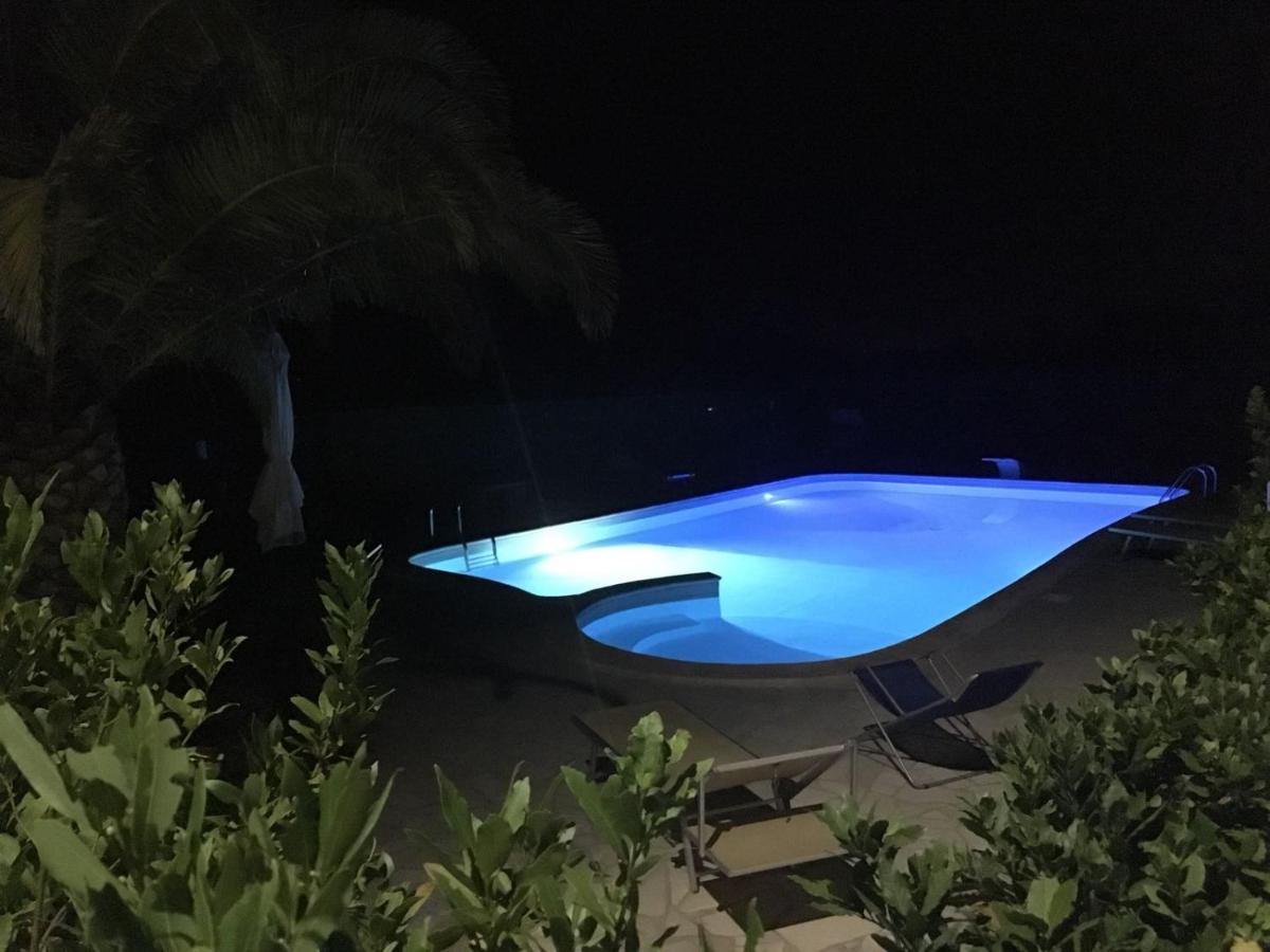 Trullo Al Monte Bed & Breakfast Ceglie Messapica Exterior photo